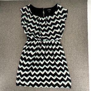 Love Reign Dress Medium Lined Black Green Off White Elastic‎ Waist ZigZag Print